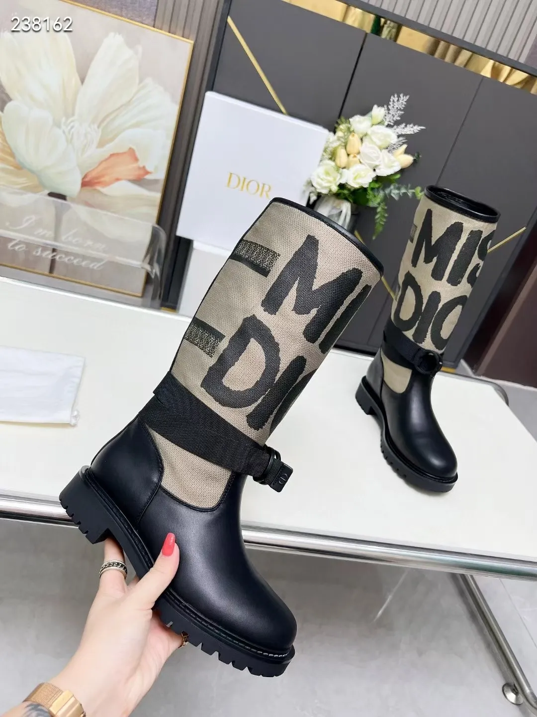 👟👟Ex-factory price 560👟👟 Dior color-blocking new boots for autumn and winter, the latest electric embroidery color-blocking letter logo for autumn and winter, round-toe high-top knight boots for women, Material: first-layer cowhide stitched with electric embroidery fabric, sheepskin lining for feet, original molded TPU outsole Size: 35-40 yards